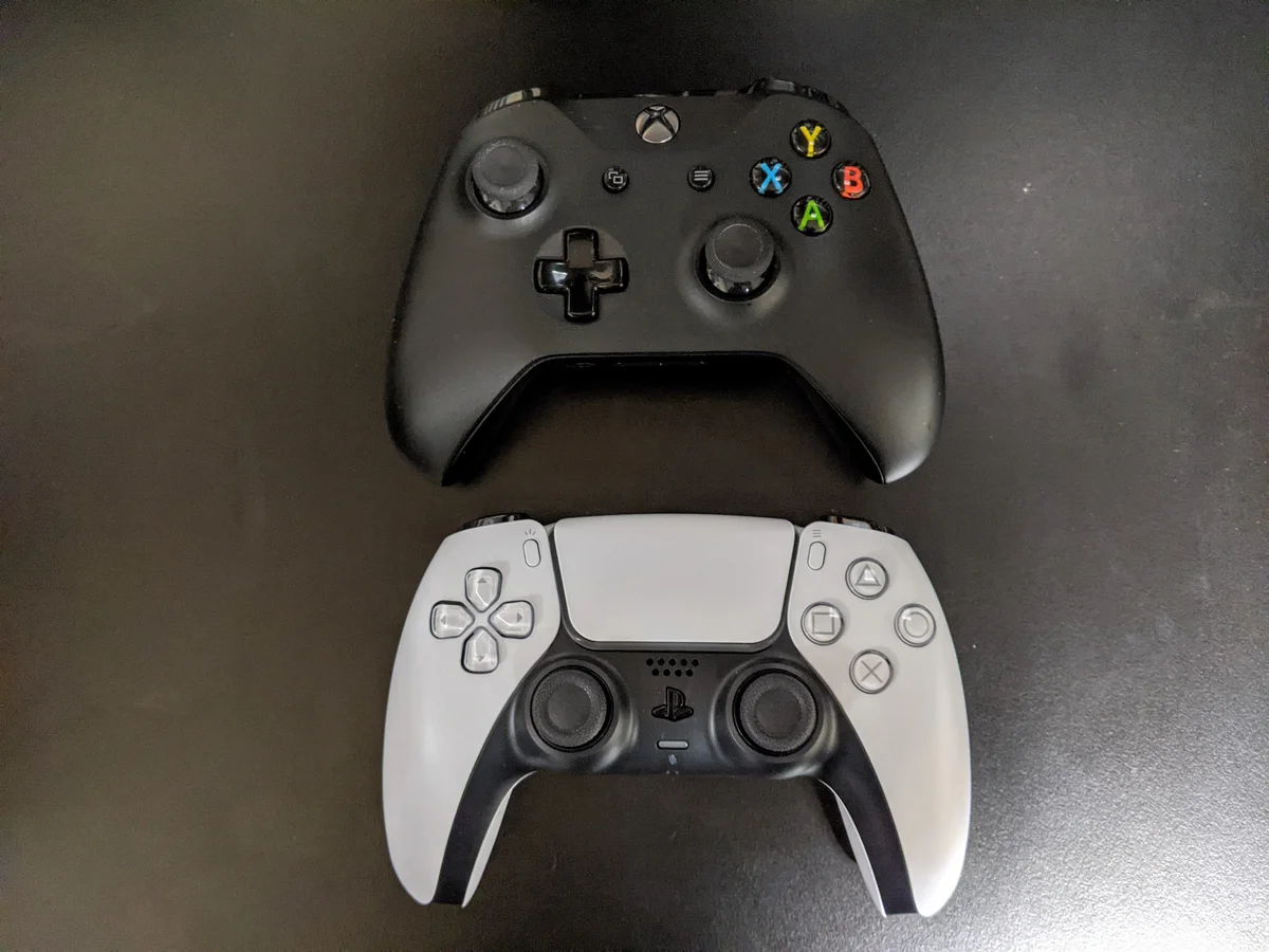 XBOX 컨트롤러와 듀얼센스 비교