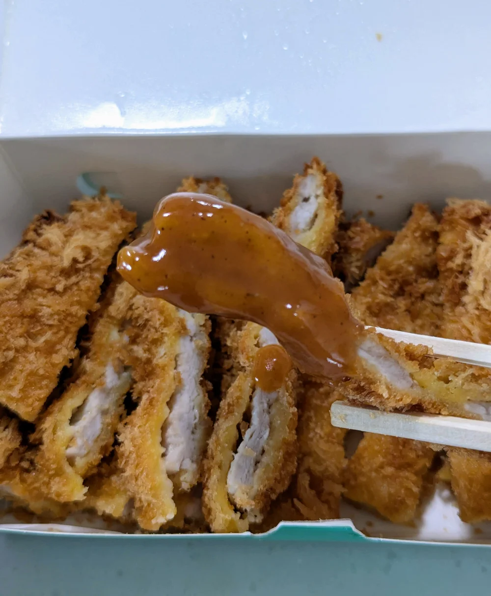 소스를 듬뿍 찍은 돈가스